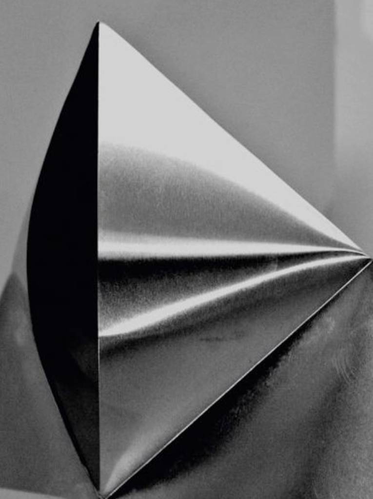 Geometrische Form in Metalltönen 