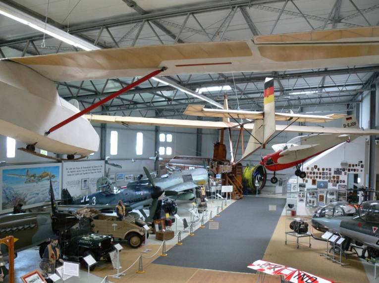 In einer Halle des Luftfahrt-Museums Laatzen-Hannover stehen und hängen verschiedene Flugzeuge.