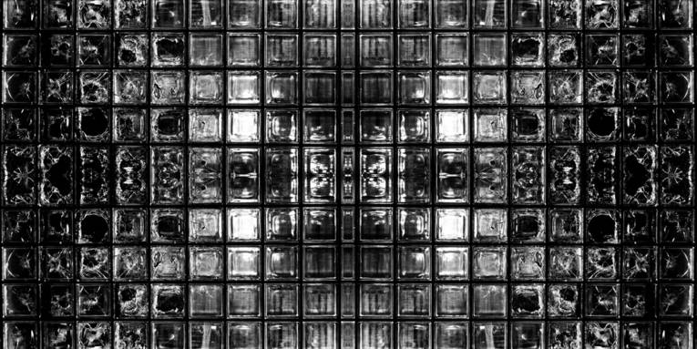 Wand aus Glasbausteinen.