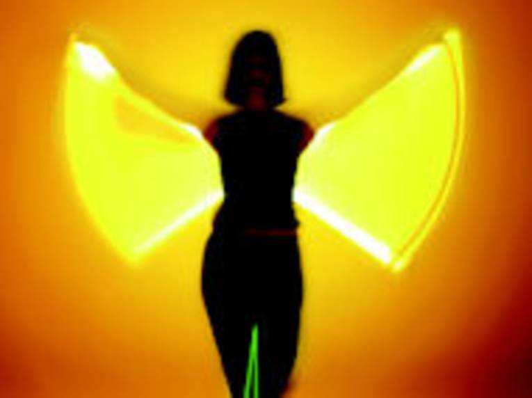 Tanzender Licht-Engel vom Tod zum Leben aus der Ausstellung überLEBEN