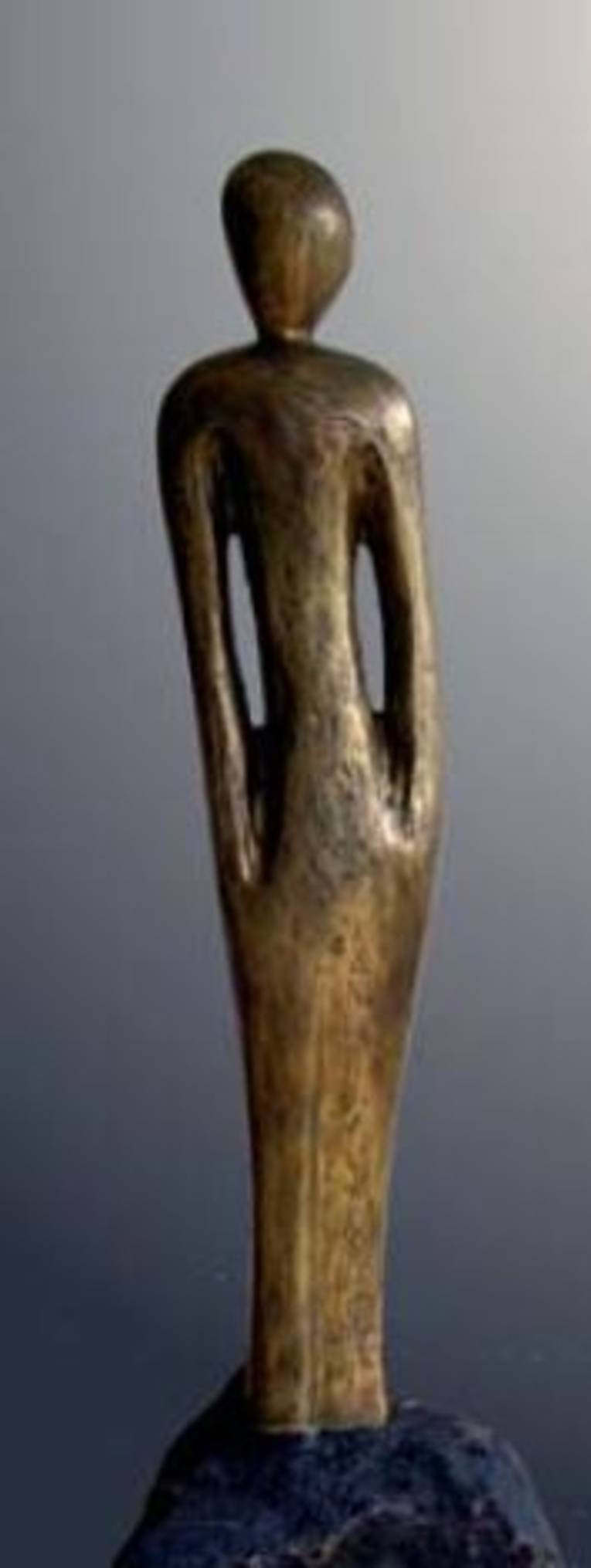 Stilisierte Holzskulptur einer Frau