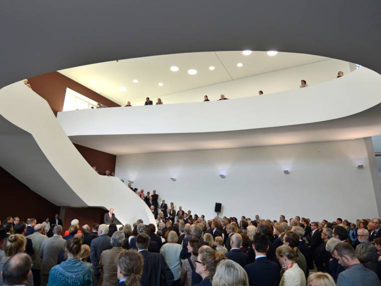 Saal mit vielen Menschen