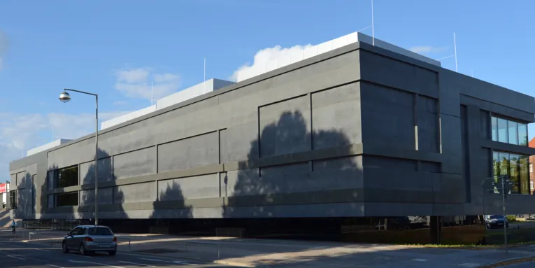 Kastenförmiges Betongebäude.