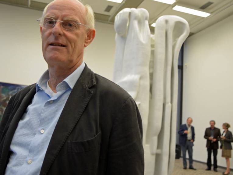 Ein älterer Mann und eine Skulptur