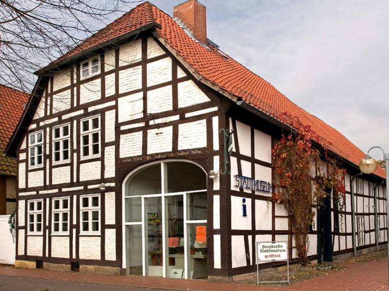 Das Stadtmuseum in Burgdorf von außen, es ist in einem alten Fachwerkhaus untergebracht.