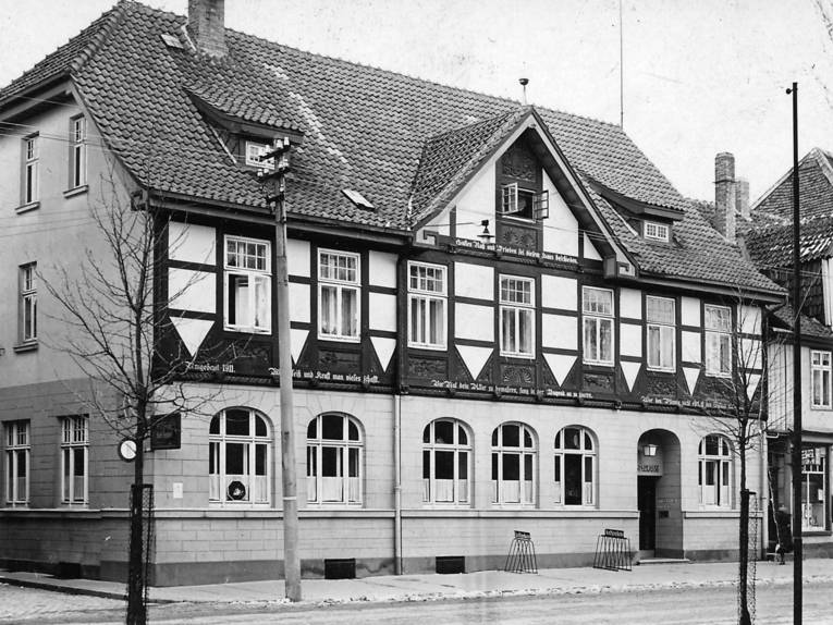 Schwarzweißfoto eines dreigeschossigen Stadthauses.