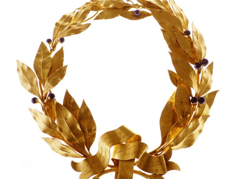 Ein goldener Lorbeerkranz: Das Motiv stammt aus einer Fotoserie von Dirk Meußling, das zum 80-jährigen Jubiläum des Theatermseums entstanden ist.