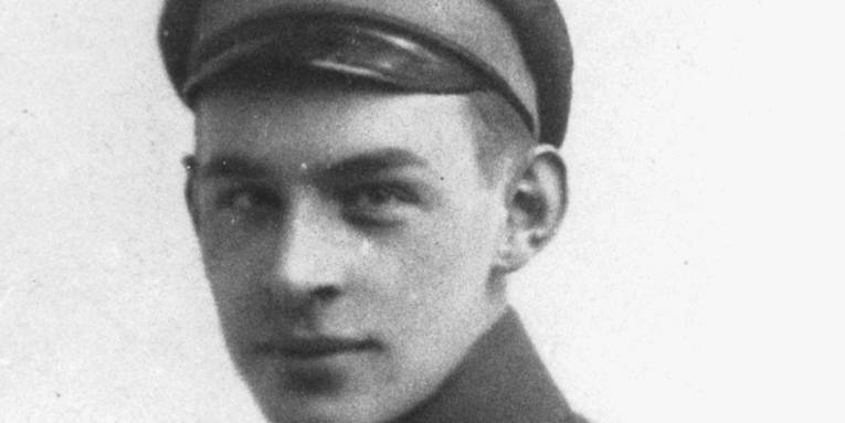 Schweißweiß-Porträt eines jungen Soldaten.