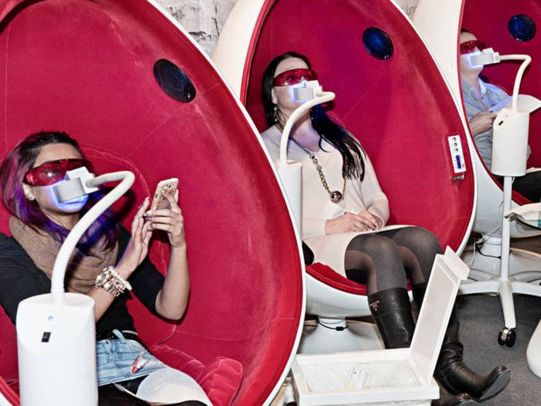 Drei Frauen in Kosmetikbehandlungsstühlen.