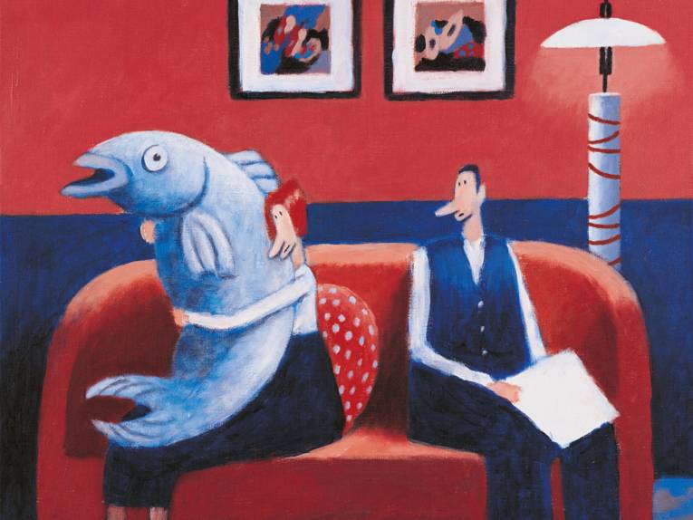 Zeichnung eines Manns und einer Frau auf einem Sofa. Die Frau hat einen großen Fisch im Arm