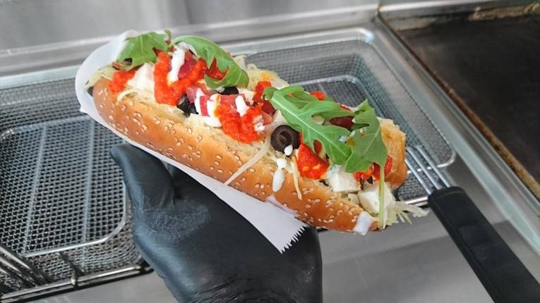 Hot Dog: Längliches, gefülltes weiches Brötchen
