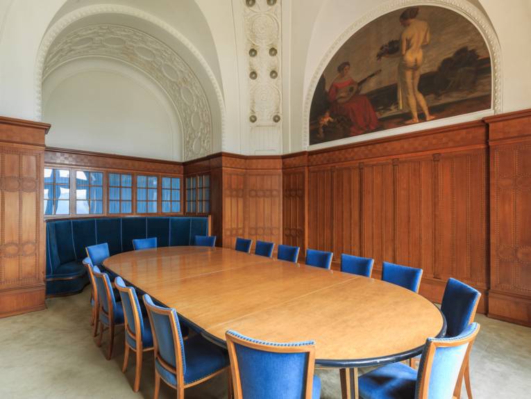 Raum mit ovalem Tisch und Stühlen