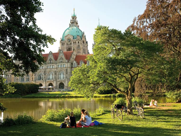 Park mit Teich vor historischem Gebäude