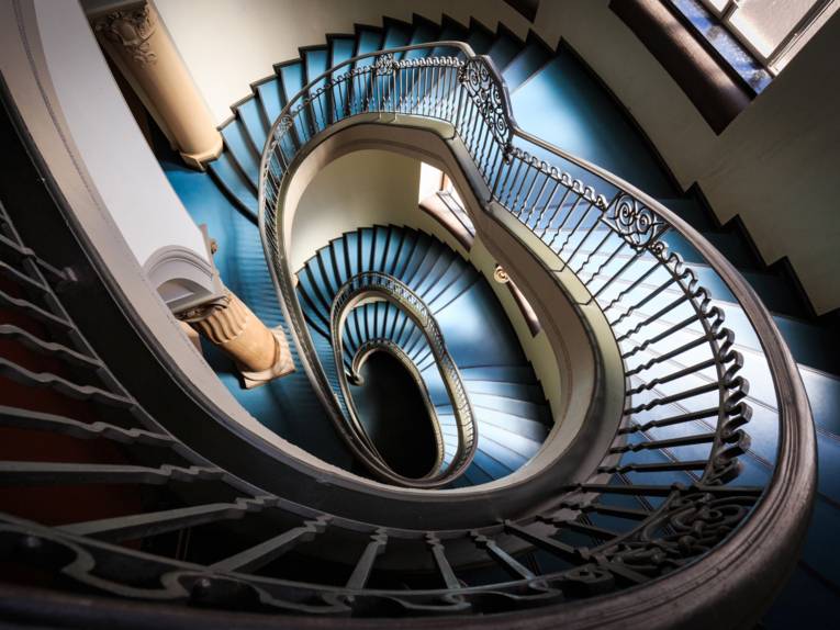 Blick von oben in ein Treppenhaus