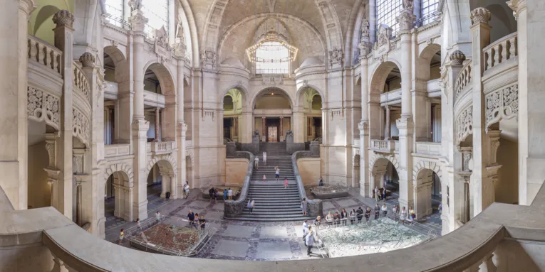 Halle in einem historischen Gebäude