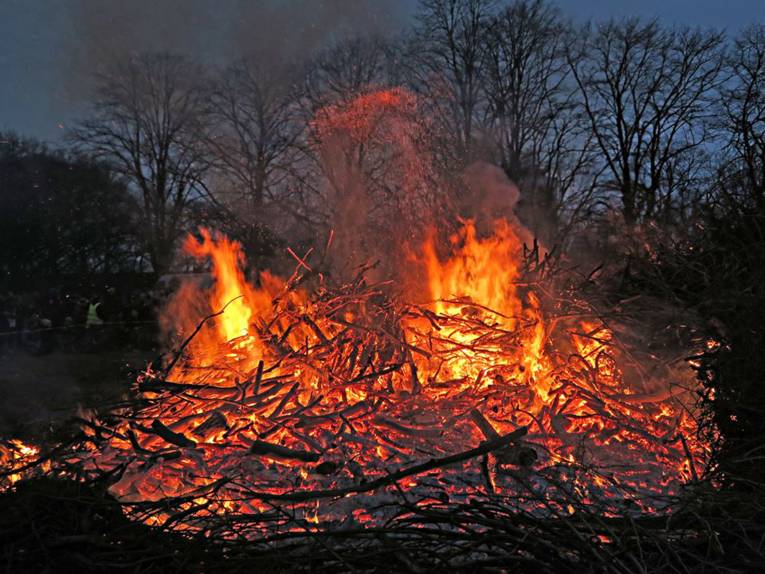 Brennender Holzhaufen
