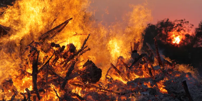 Lodernden Osterfeuer