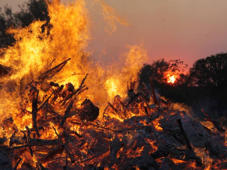 Lodernden Osterfeuer