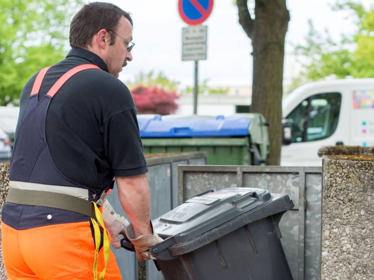 Müllmann mit Mülltonne