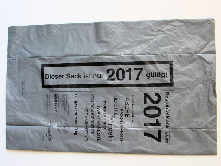 Müllsack mit der Aufschrift: "Dieser Sack ist nur 2017 gültig!"