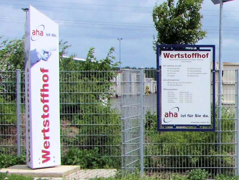 Schild und Stele mit der Aufschrift "Wertstoffhof"