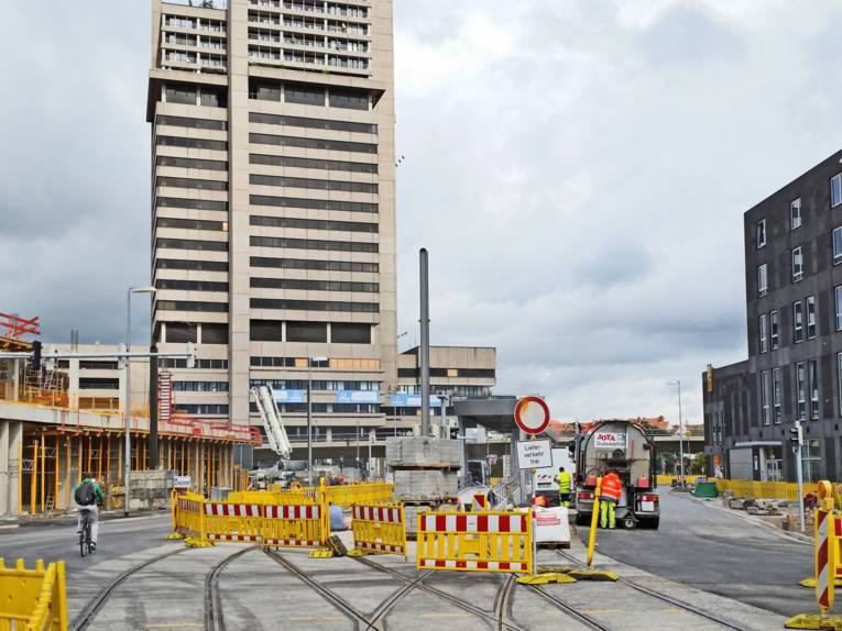 Baustelle vor Hochhaus