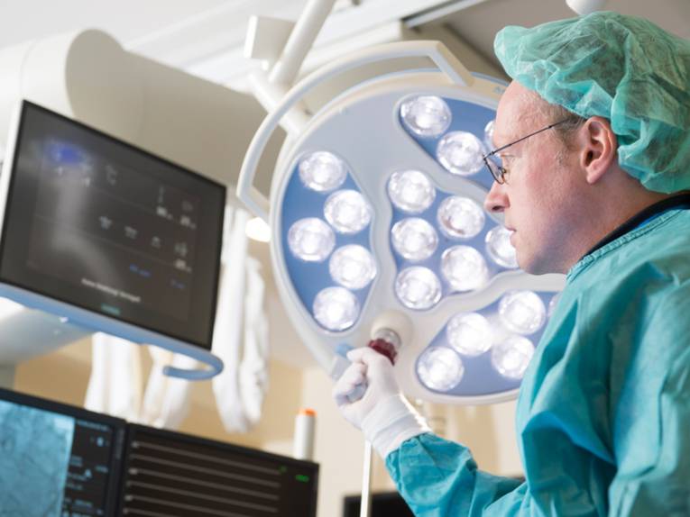 Mediziner mit medizinischen Geräten.