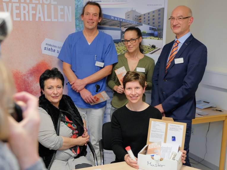 Drei Frauen und zwei Männer