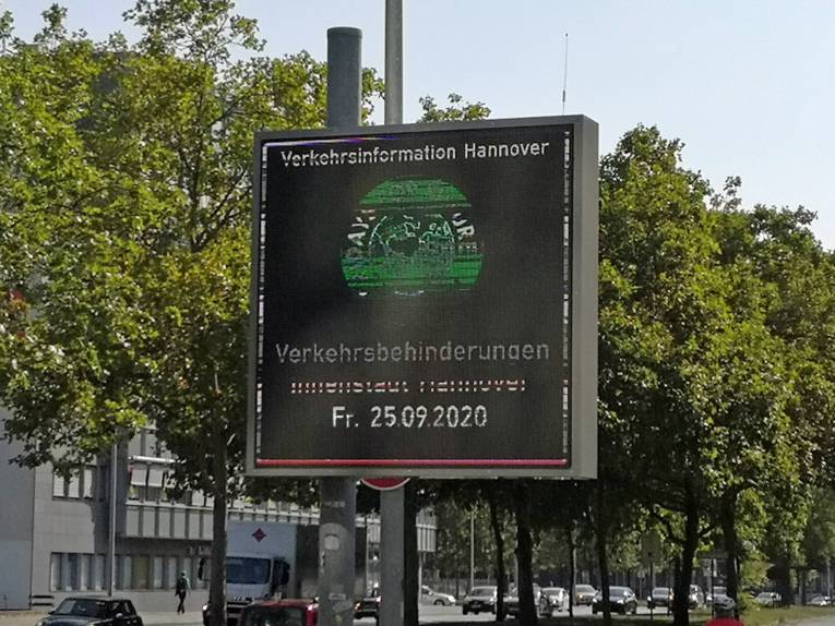 Eine Anzeigetafel mit einer Aufschrift