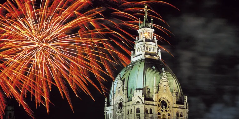 Feuerwerk über einer Gebäudespitze