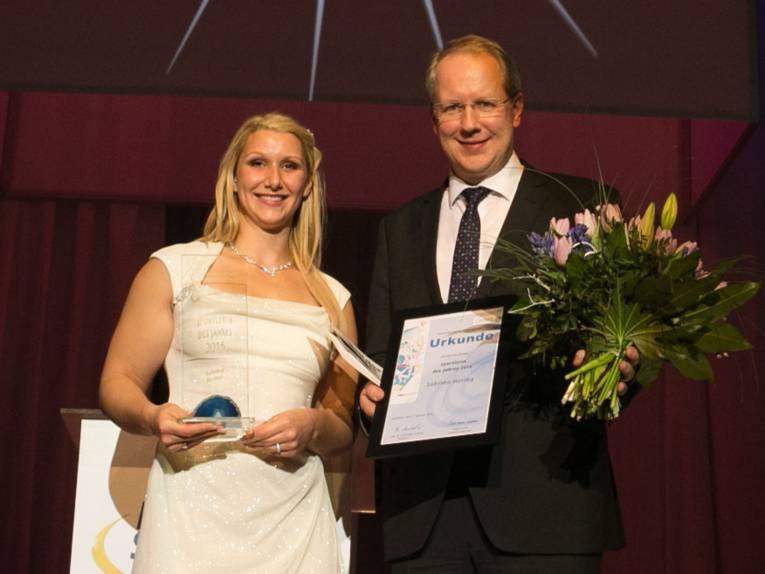 Sabrina Hering wird von Oberbürgermeister Stefan Schostok zu Niedersachsens Sportlerin des Jahres auszeichnet.