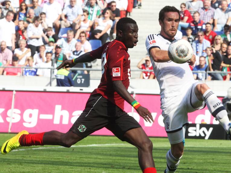 Zwei Fußballspieler im Einsatz beim Kampf um den Ball.