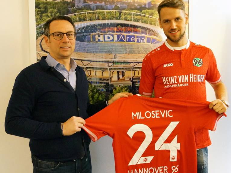 Foto: Geschäftsführer Martin Bader von Hannover 96 und Neuzugang Alexander Milosevic präsentieren das Trikot mit der Rückennummer 24.