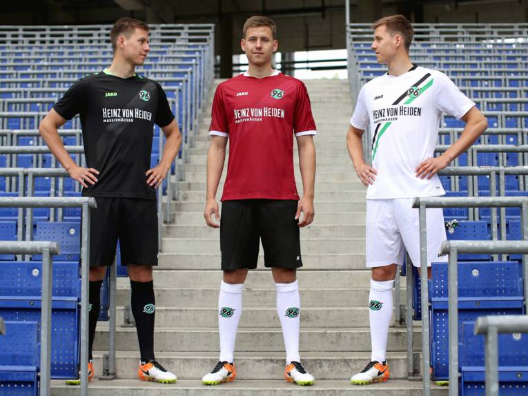 Fotomontage: Dreimal der gleiche junge Mann in verschiedenen Fußballtriktos auf einer Stadiontribüne.