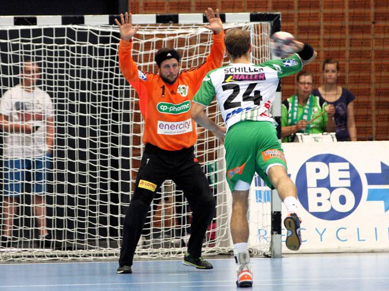 Martin Ziemer versucht vergeblich einen Strafwurf von Marcel Schiller von Frisch Auf Göppingen abzuwehren.