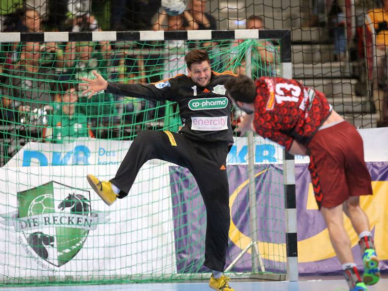 Handballspieler frei vor dem Torwart beim Torwurf