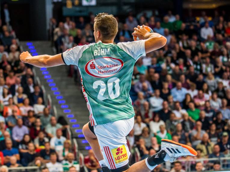 Handballspieler beim Torwurf