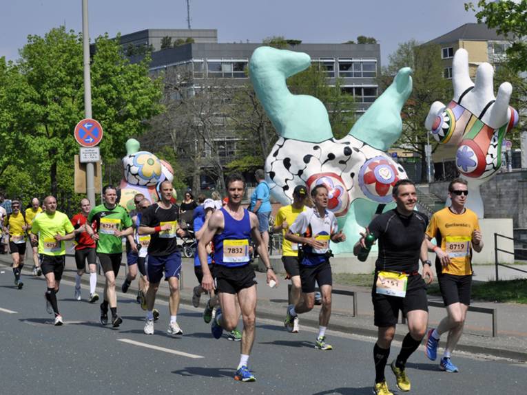 Marathonläufer laufen an den Nanas vorbei.
