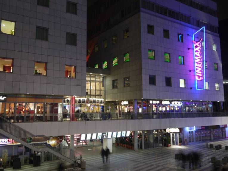 Blick auf den Raschplatz mit dem Cinemaxx im Hintergrund.