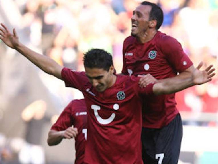 Mohammed Abdellaoue und Sergio Pinto beim Torjubel.