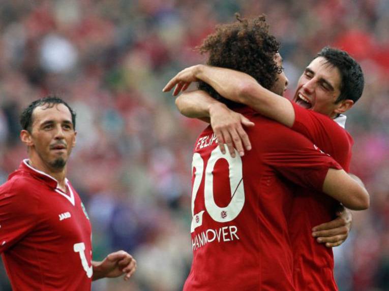 Zwei Fußballspieler umarmen sich nach Torjubel.