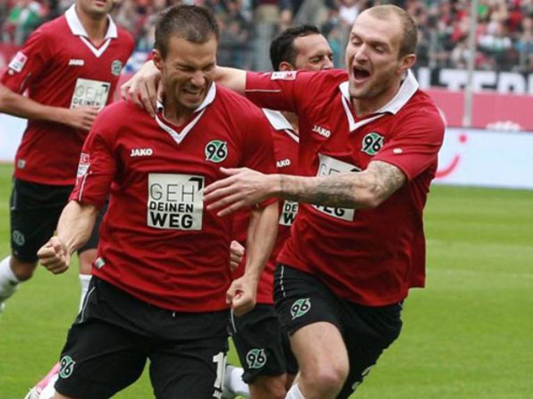 Zwei 96-Spieler beim Torjubel