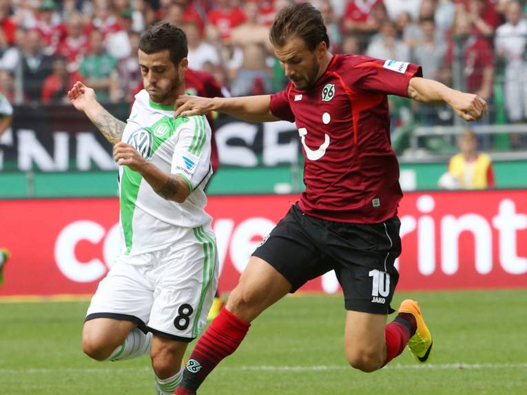 Zwei Fußballspieler im Kampf um den Ball