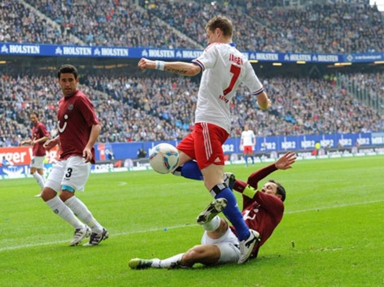 Zwei Hannover 96-Spieler bei der Abwehr eines  gegnerischen Spielers