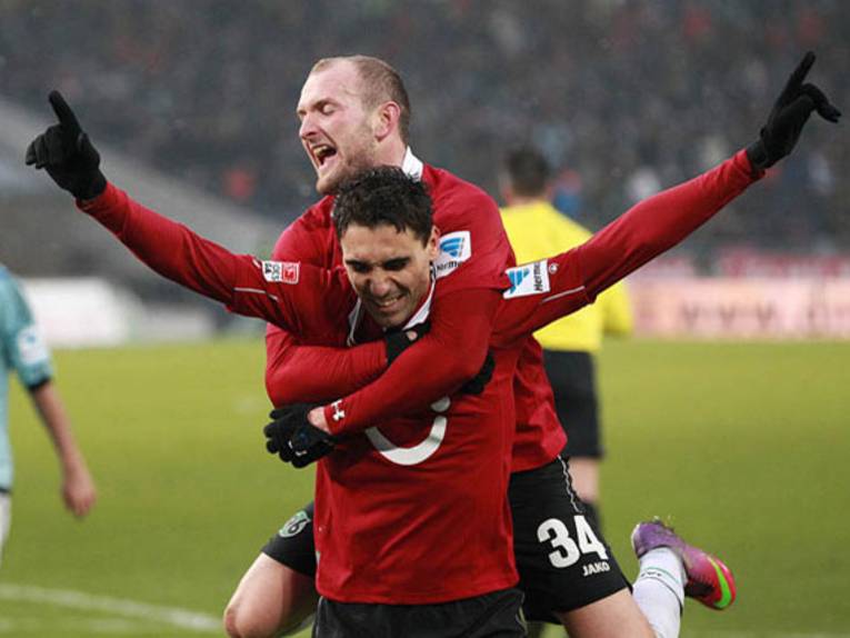 Zwei Spieler von Hannover 96 beim Torjubel