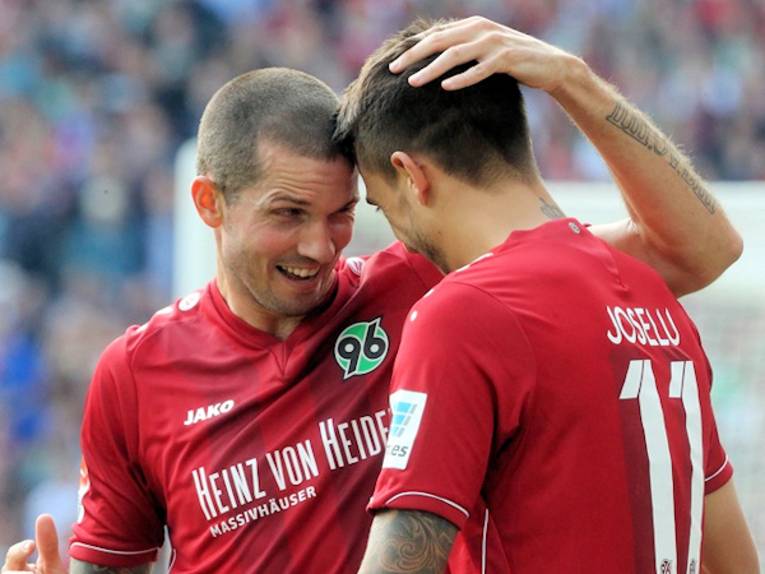 Fußballspiel er beim Jubeln