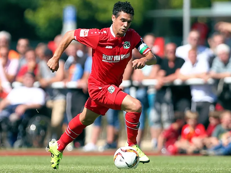 Fußballspieler von Hannover 96 in Spielsituation.