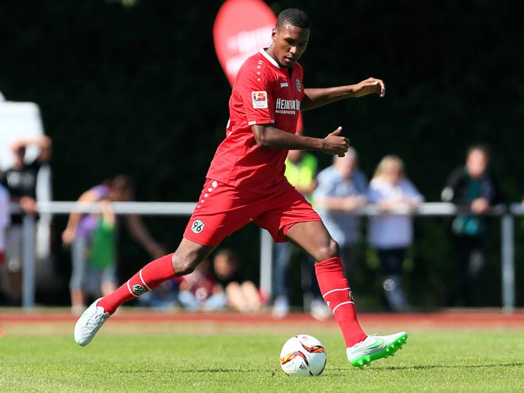 Fußballspieler von Hannover 96 in Spielsituation.