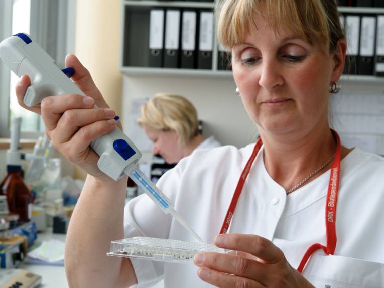 Eine Frau diagnostiziert Blut.