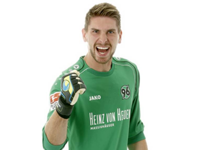 Junger Mann mit Torwarttrikot von Hannover 96